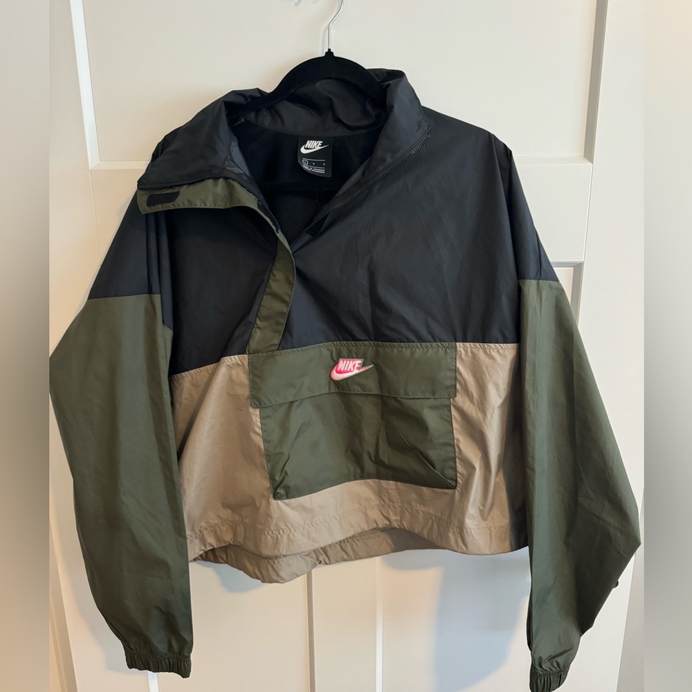 Nike crop rain jacket, never worn, cute neckline, women’s L